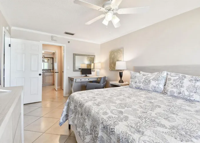 Oceanfront Seagate With Heated Pool Apartamento