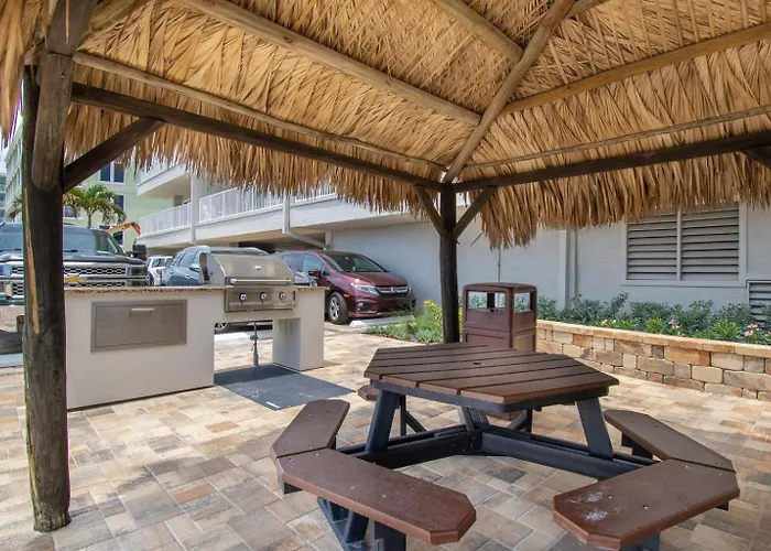 Oceanfront Seagate With Heated Pool Apartamento *